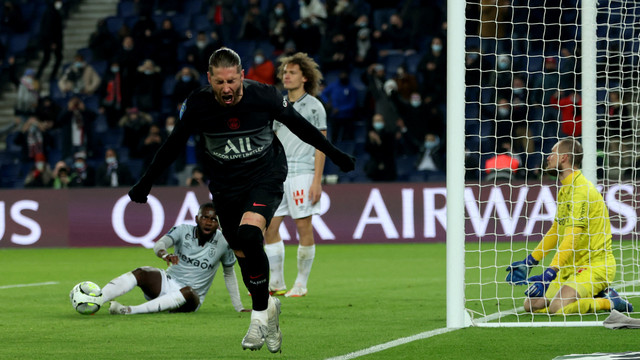 Selebrasi pemain Paris Saint-Germain (PSG) Sergio Ramos usai mencetak gol ke gawang Reims pada pertandingan lanjutan Liga Prancis di stadion Parc des Princes, Paris, Prancis, Senin (24/1/2022). Foto: Thomas SAMSON / AFP