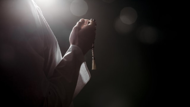 Ilustrasi melantunkan sholawat Shollallahu Ala Muhammad. Foto: Freepik