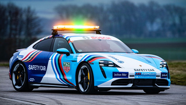 Porsche Taycan Turbo S resmi jadi safety car Formula E musim 2021/2022. Foto: dok. Porsche