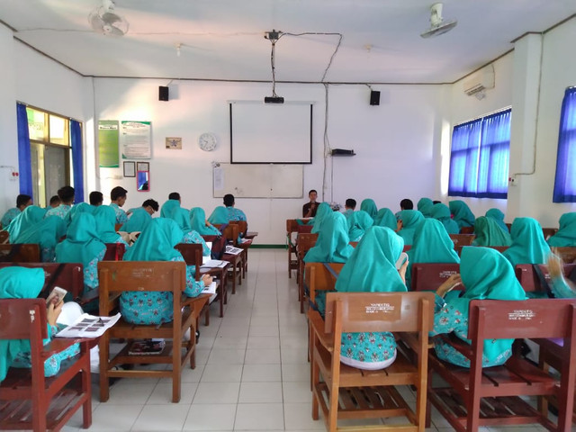 Dosen Spesialis Medikal Bedah "Prima Trisna Aji" ketika memberikan perkuliahan tatap muka kepada mahasiswa dikelas