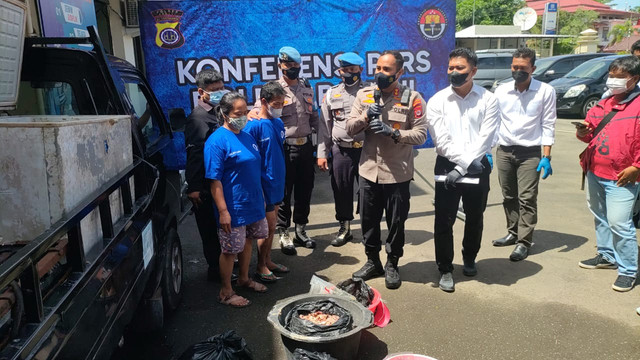 Polres Bantul tangkap suami istri pembuat bakso ayam tiren di Jetis, Kabupaten Bantul, Senin (24/1/2022). Foto: Arfiansyah Panji Purnandaru/kumparan