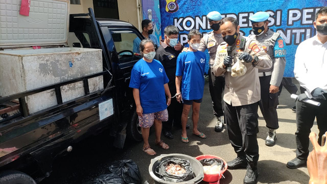 Polres Bantul tangkap suami istri pembuat bakso ayam tiren di Jetis, Kabupaten Bantul, Senin (24/1/2022). Foto: Arfiansyah Panji Purnandaru/kumparan