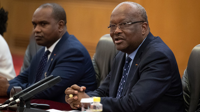 Presiden Burkina Faso Roch Mark Christian Kabore (kanan), berbicara pada pertemuan bilateral di Aula Besar Rakyat pada 31 Agustus 2018 di Beijing. Foto: Roman Pilipey - Pool/Getty Images