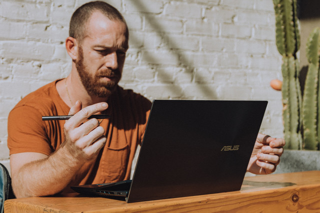 Ilustrasi Menggunakan Laptop ASUS. Foto: Jakob Ownes/unsplash