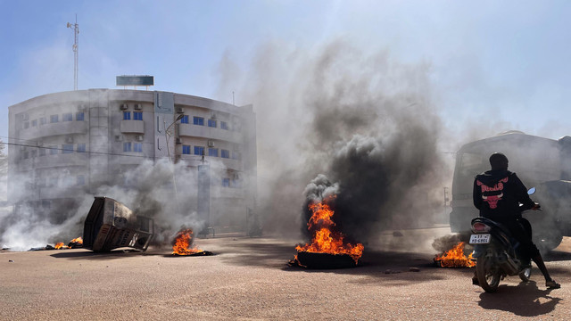 Suasana jalan yang di barikade di Ouagadougou oleh sekelompok pemuda yang mendukung peran tentara, Minggu (23/1/2022). Foto: Olympia De Maismont/AFP