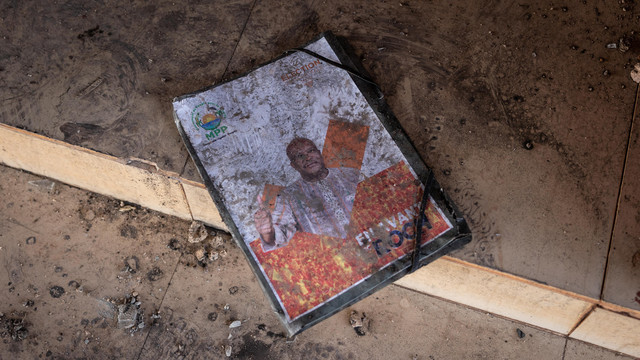 Sebuah poster yang dibakar terlihat di luar markas kampanye Gerakan Rakyat untuk Kemajuan (MPP) di Ouagadougou yang dibakar oleh sekelompok pemuda, Minggu (23/1/2022). Foto: Olympia De Maismont/AFP