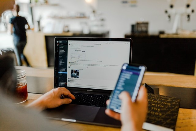 Ilustrasi cara melihat password Gmail sendiri di iPhone. Foto: Austin Distel/Unsplash