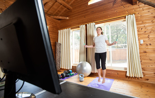 Ilustrasi skiping untuk meninggikan badan di rumah. Foto: Unsplash.com