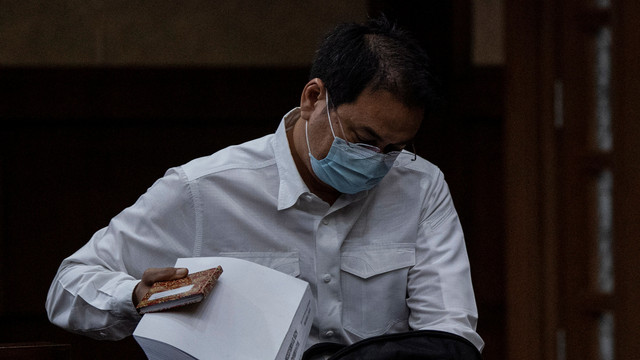 Terdakwa Azis Syamsuddin memasukkan berkas tuntutannya ke dalam tas seusai menjalani sidang tuntutan kasus suap di Pengadilan Tipikor, Jakarta, Senin (24/1/2022). Foto: Sigid Kurniawan/Antara Foto