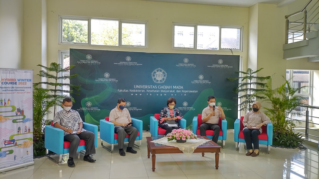 Chairman Winter Course 2022 UGM dr Gunadi (dua dari kanan) dan Dekan FKKMK UGM Prof Ova Emilia (tengah) saat memberikan penjelasan tentang Hybrid Winter Course 2022 di UGM, Senin (24/1). Foto: Arfiansyah Panji Purnandaru/kumparan