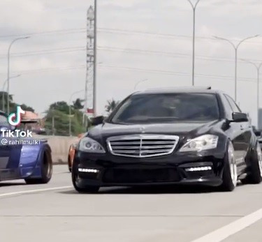 Rombongan mobil mewah yang tidak menggunakan pelat nomor sesuai aturan. Foto: Tiktok/Rahilmulki