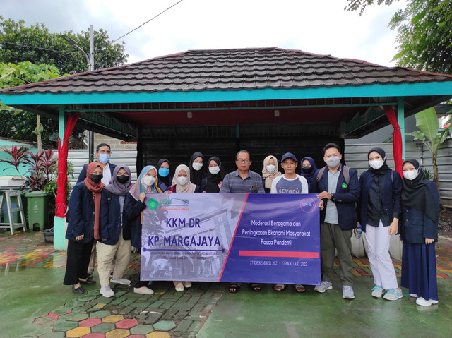 Mahasiswa KKM-DR UIN Malang berfoto bersama Ketua RW Kampung Marga Jaya