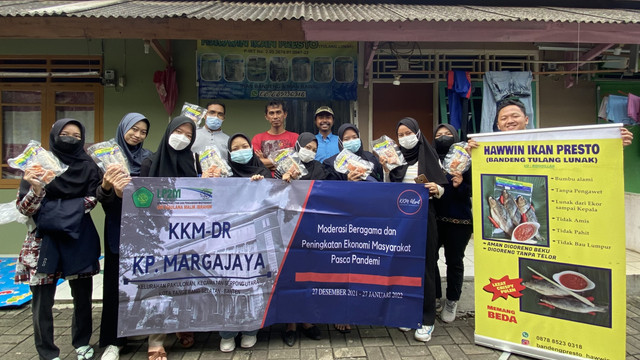 Mahasiswa KKM-DR UIN Malang berfoto bersama pemilik UMKM Bandeng Presto di Kampung Marga Jaya