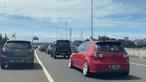 Aksi konvoi atau iring-iringan mobil mewah yang dilakukan oleh komunitas di dalam ruas jalan tol. Foto: instagram/@charock_crk dan instagram/@kiki_anugraha