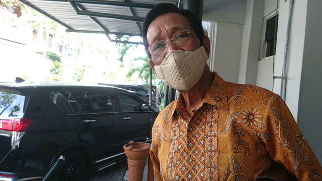 Gubernur DIY, Sri Sultan HB X saat melayani wawancara doorstop wartawan di Kompleks Kepatihan, Senin (24/1). Foto: Widi Erha Pradana