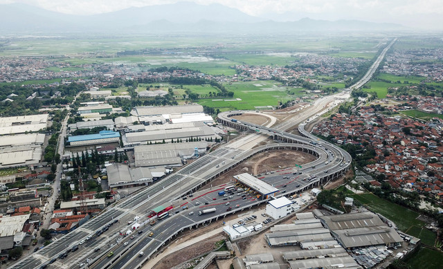 Foto udara simpang susun Jalan Tol Purbaleunyi dan Jalan Tol Cileunyi-Sumedang-Dawuan (Cisumdawu) di Cileunyi, Kabupaten Bandung, Jawa Barat, Senin (24/1/2022). Foto: Raisan Al Farisi/Antara Foto