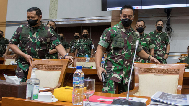 Panglima TNI Jenderal Andika Perkasa bersiap mengikuti rapat kerja bersama Komisi I DPR di kompleks Parlemen, Jakarta, Senin (24/1/2022). Foto: Aditya Pradana Putra/Antara Foto