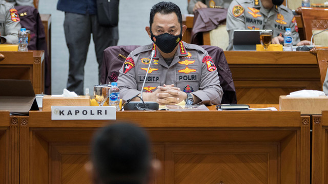 Kapolri Jenderal Pol Listyo Sigit Prabowo mengikuti rapat kerja bersama Komisi III DPR di kompleks Parlemen, Jakarta, Senin (24/1/2022). Foto: Aditya Pradana Putra/Antara Foto