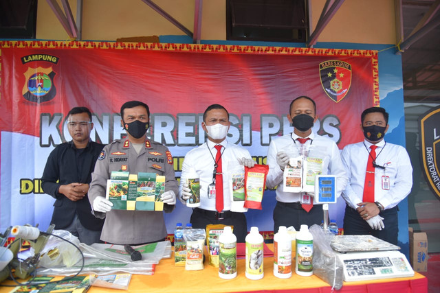 Wakil Direktur Reserse Kriminal Khusus AKBP Popon bersama jajarannya dan Kasubdit Penmas AKBP Rahmat Hidayat. | Foto: Ist