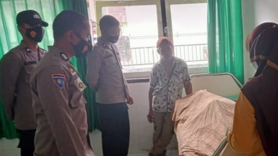 Korban AR (47) meninggal dunia setelah sempat mendapat perawatan medis di Puskesmas Balantak, Senin (24/1). Foto: Istimewa