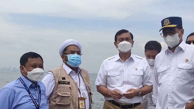 Ali Mochtar Ngabalin bersama Menko Marves, Luhut Binsar Panjaitan dan Menhub, Budi Karya Sumadi saat meninjau lokasi pelabuhan baru di Batam. Foto: Zalfirega/kepripedia.com