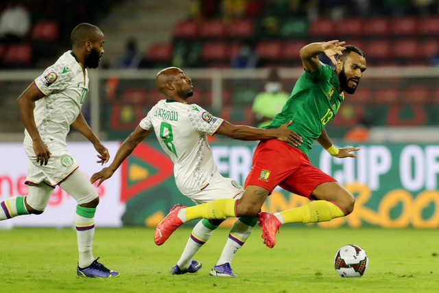 Pemain Kamerun Eric Maxim Choupo-Moting berebut bola dengan pemain Komoro pada pertandingan 16 besar Piala Afrika 2021 di Stade d'Olembe, Yaounde, Kamerun, Senin (24/1/2022).  Foto: Mohamed Abd El Ghany/REUTERS