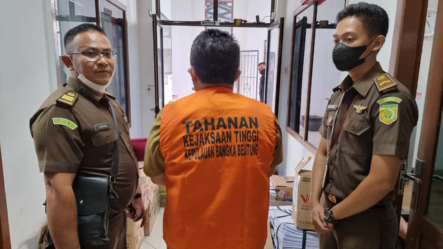 Oknum ASN PUPR Babel saat dilakukan penahanan oleh penyidik pidsus Kejati Babel. (Ist)
