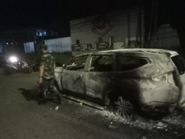 Mobil yang diparkir di area parkir ikut dibakar.