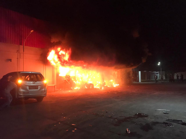 Diskotek Double O di Kota Sorong dibakar massa.