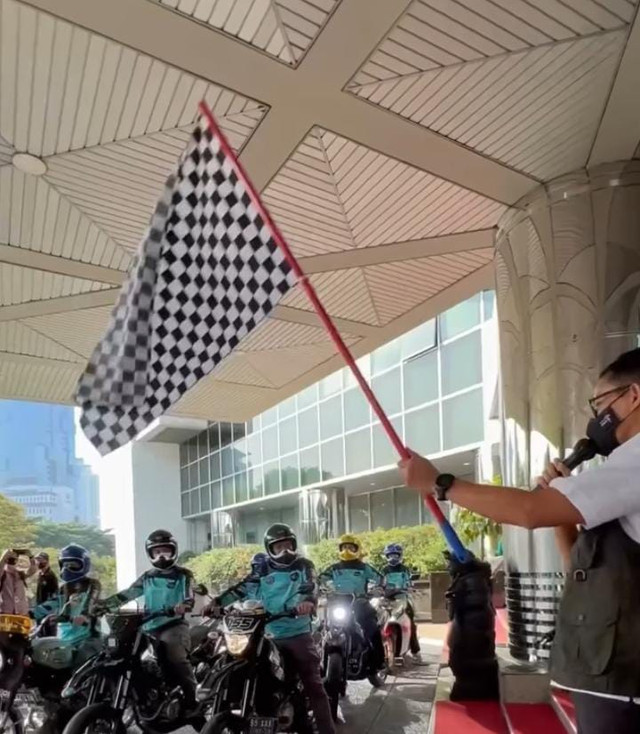 Sandiaga Uno melepas touring Komunitas Srikandi Wonderful Ride 2022 (Foto: Instagram @sandiuno)