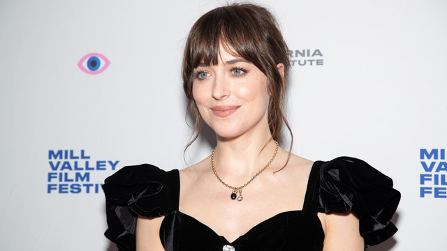 Aktris Dakota Johnson didapuk menjadi global brand ambassador Valentino. Foto: Miikka Skaffari/Getty Images
