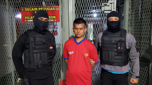 Pelaku pelemparan bom molotov ke mobil dinas Kepala Kesatuan Pengamanan Lapas (KPLP) Pekanbaru, ditangkap. Foto: DItjen PAS
