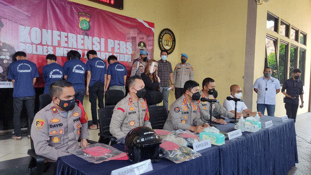 Jumpa pers pengungkapan kasus pengeroyokan lansia di Jakarta Timur, Selasa (25/1/2022). Foto: Jonathan Devin/kumparan