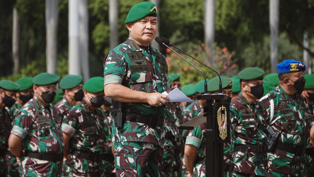 Kepala staf Angkatan Darat (KSAD) Jenderal TNI Dudung Abdurachman memimpin apel gelar pasukan TNI AD di Monumen Nasional, Jakarta, Selasa (25/1). Foto: Jamal Ramadhan/kumparan