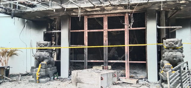 Tampak depan diskotek Double O usai dibakar massa, foto: Yanti/Balleo News