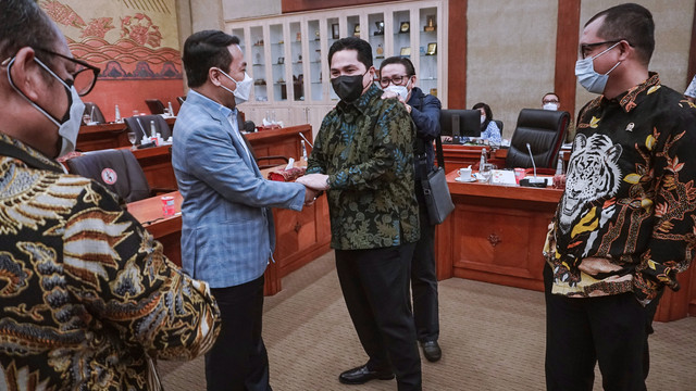 Menteri BUMN Erick Thohir usai rapat kerja dengan Komisi VI DPR RI terkait progres penanganan masalah PT Garuda Indonesia di ruang rapat Komisi VI DPR RI, Jakarta, Kamis (25/1/2022). Foto: Jamal Ramadhan/kumparan