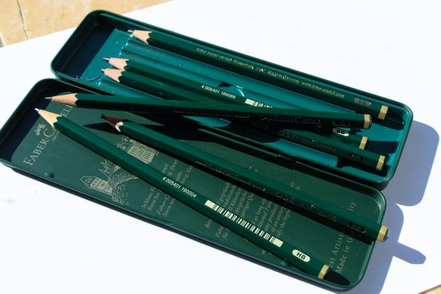 Ilustrasi pensil berkode B. Foto. dok. Czapp Botond (Unsplash.com)