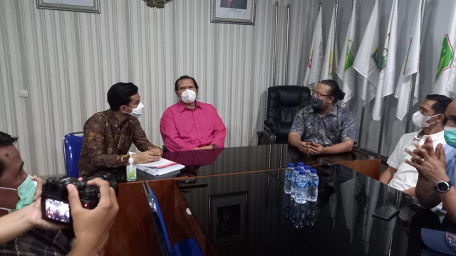 Wali Kota Solo Gibran Rakabuming Raka berbincang dengan Ketua NPC Indonesia, Senny Marbun, di Kantor NPC Indonesia, Selasa (25/01/2022). FOTO: Tara Wahyu