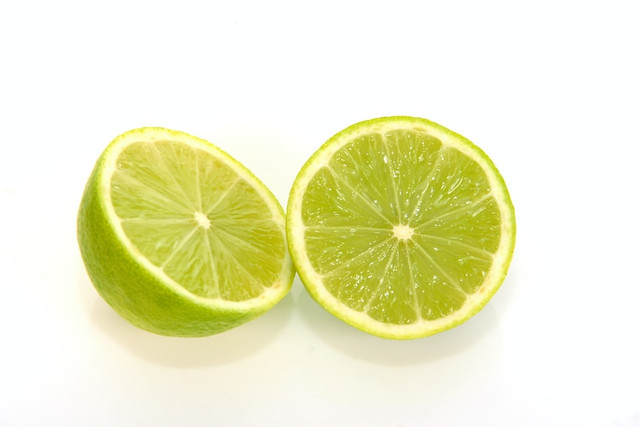 Cara menurunkan kolesterol dengan jeruk nipis. Foto: Unsplash