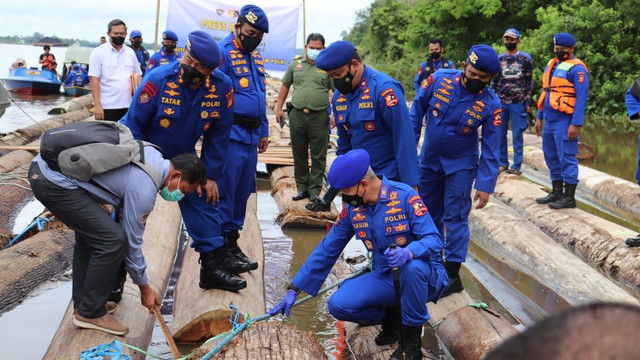 Direktorat Kepolisian Perairan (Ditpolair) Korpolairud Baharkam Polri berhasil mengungkap pelaku Illegal Logging di Perairan Sungai Belayan, Kabupaten Kutai Kertanegara, Kalimantan Timur, Kamis (20/1/2022). Foto: Baharkam Polri