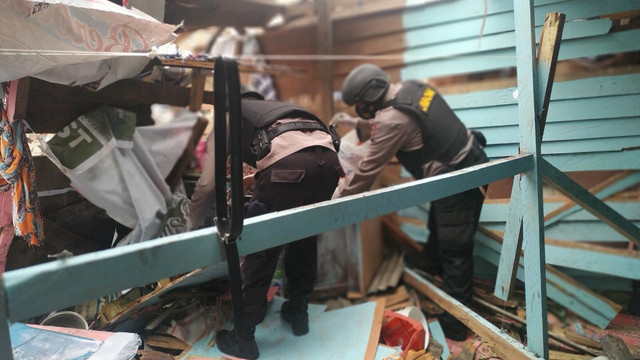 Polisi mengecek lokasi ledakan bom ikan di Kota Sibolga. Foto: Dok. Istimewa