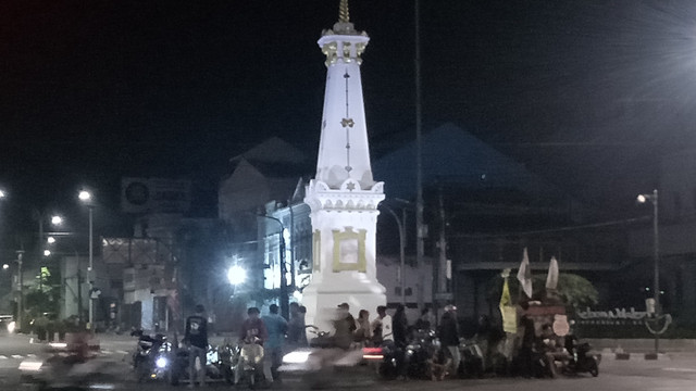 Club vespa berfoto di depan Tugu Jogja saat dini hari di