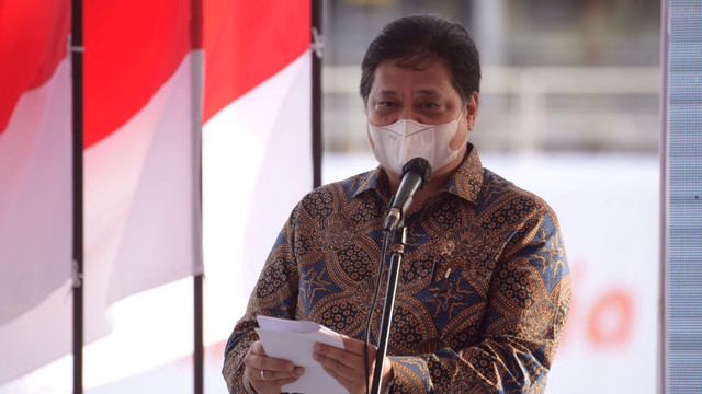 Menko Perekonomian Airlangga Hartarto sambutan dalam acara ekspor perdana alumina di Bintan, Kepulauan Riau, Selasa (25/1/2022). Foto: Kemenko Perekomian