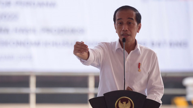 Presiden Jokowi memberi sambutan dalam acara ekspor perdana smelter grade alumina di Bintan, Kepulauan Riau, Selasa (25/1/2022). Foto: Kemenko Perekomian