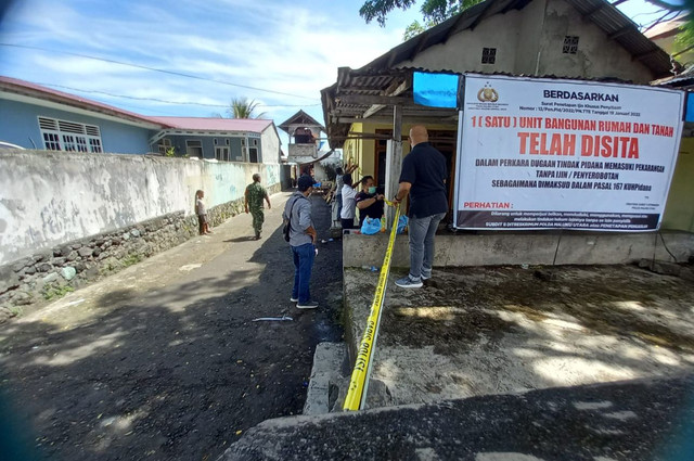 Penyidik saat memasang Police Line dan spanduk penyitaan. Foto : Istimewa