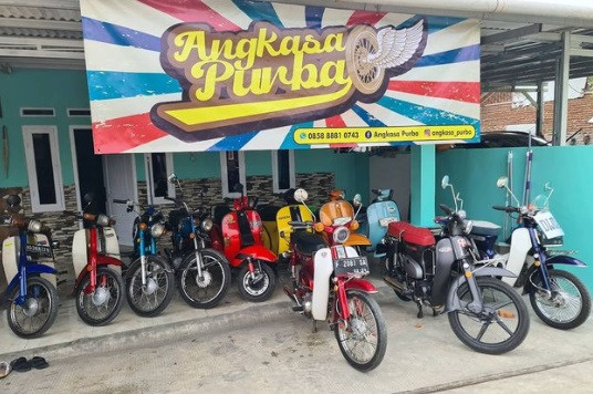 Deretan koleksi dagangan Angkasa Purba. Foto: Instagram/@angkasa_purba