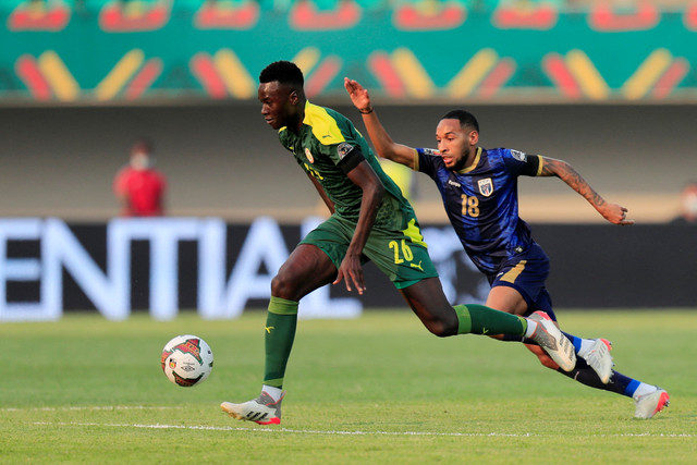 Pemain Senegal Pape Gueye berusaha melewati pemain Cape Verde pada pertandingan 16 besar Piala Afrika 2021 di Stadion Kouekong, Bafoussam, Kamerun, Selasa (25/1/2022).  Foto: Thaier Al-Sudani/REUTERS