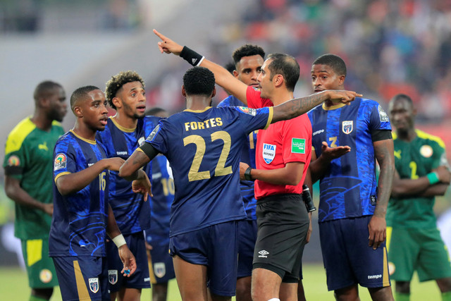 Pemain Cape Verde saat melakukan protes kepada wasit saat melawan Senegal pada pertandingan 16 besar Piala Afrika 2021 di Stadion Kouekong, Bafoussam, Kamerun, Selasa (25/1/2022). Foto: Thaier Al-Sudani/REUTERS