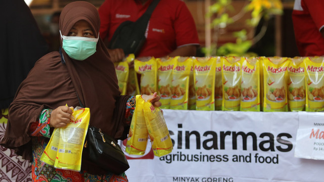 Warga membeli minyak goreng saat digelarnya pasar minyak goreng murah di Kantor Kelurahan Jemur Wonosari, Surabaya, Jawa Timur, Jumat (21/1/2022).  Foto: Didik Suhartono/ANTARA FOTO