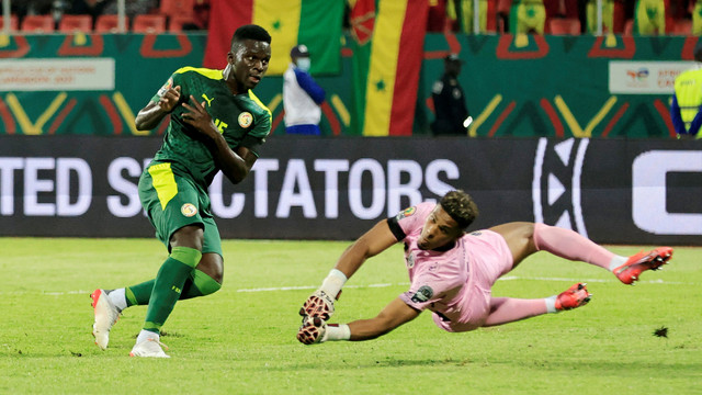 Pemain Senegal Bamba Dieng mencetak gol ke gawang Cape Verde pada pertandingan 16 besar Piala Afrika 2021 di Stadion Kouekong, Bafoussam, Kamerun, Selasa (25/1/2022).
Foto: Thaier Al-Sudani/REUTERS